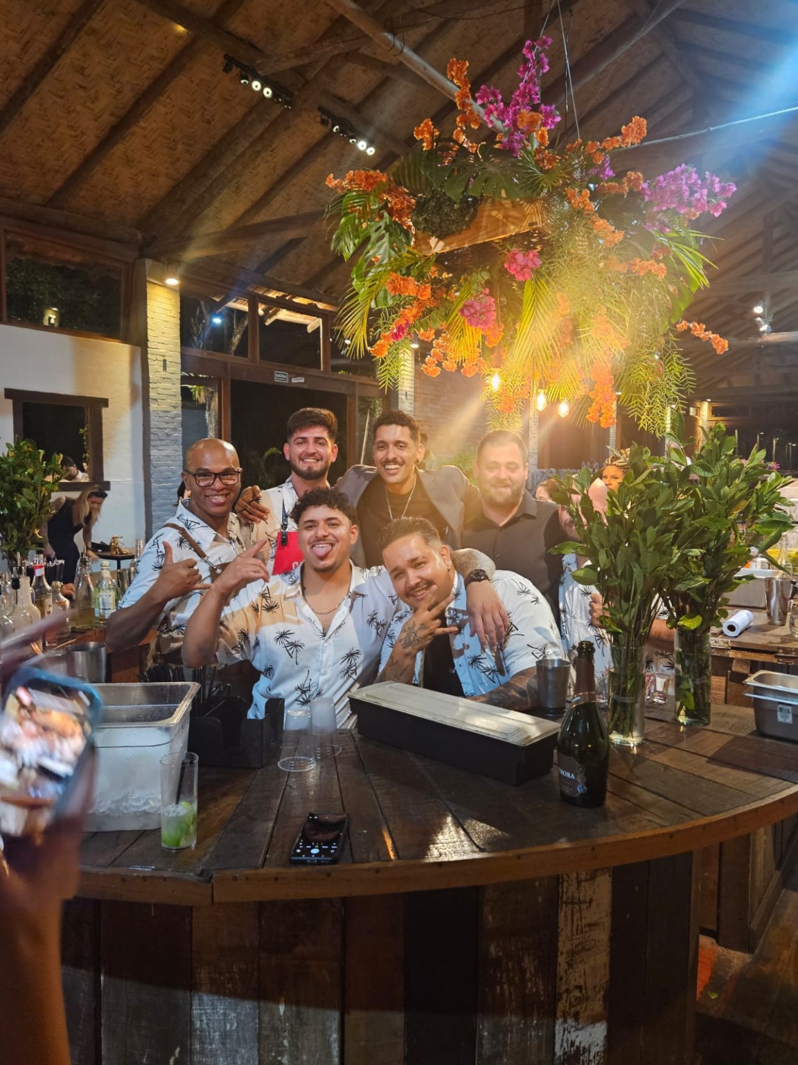 Pessoas reunidas no balcão da Alkimia durante um evento